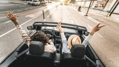 Jubelnde Menschen im Auto
