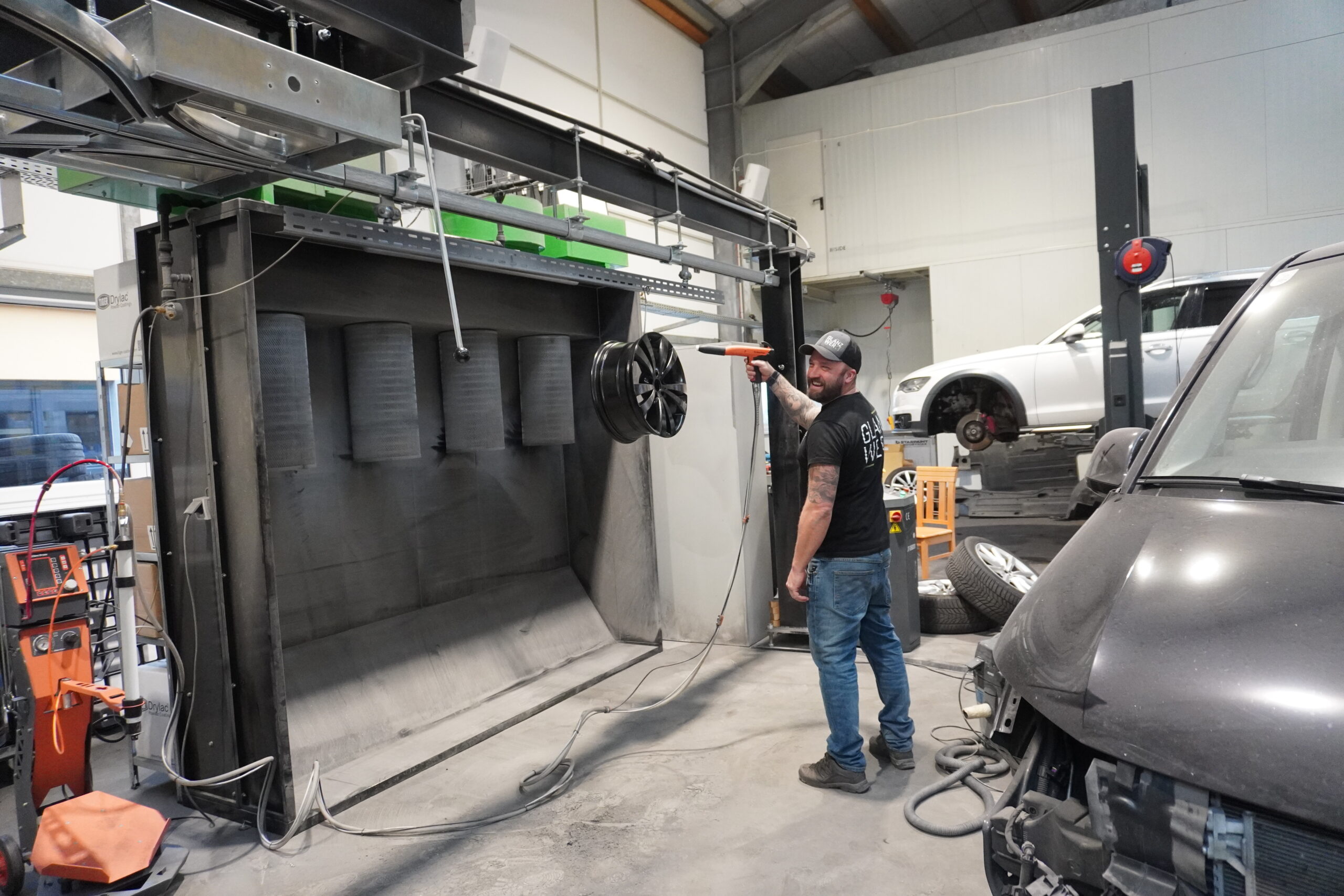 Patrick Kübler arbeitet an der Pulverbeschichtungsanlage.