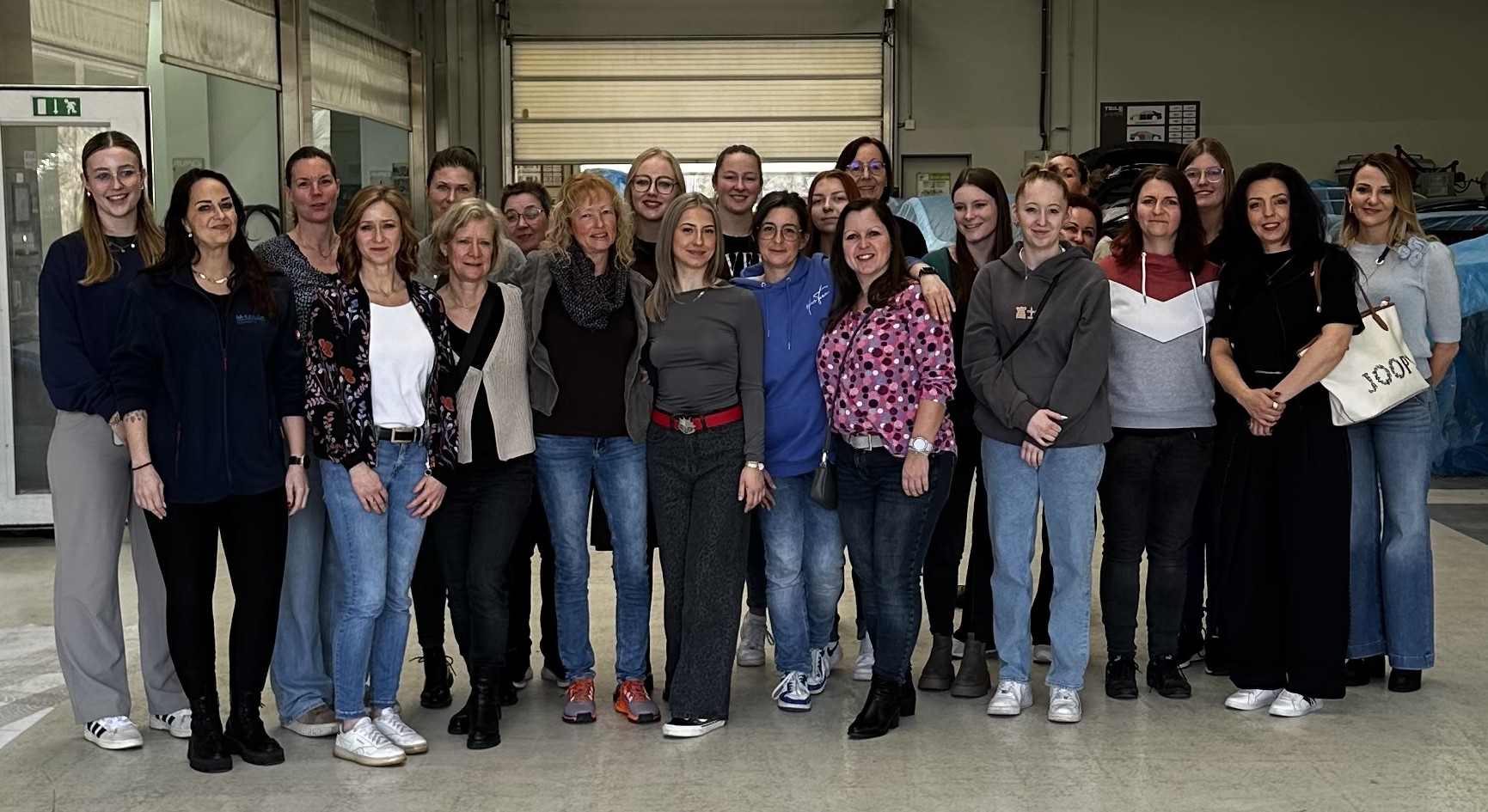 Lackiererinnen beim Glasurit-Farbzirkel