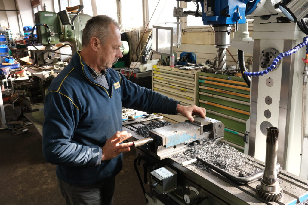 Vor 25 Jahren kaufte Kurt Riss seine erste Verzahnungsmaschine, heute füllt sein Maschinenpark eine weitläufige Halle.
