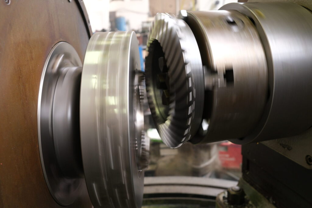 Früher berechnete der Zahnrad-Maßschneider alle Fertigungsparameter mit Kopf und Hand, heute nützt er dafür elektronische Berechnungsprogramme.