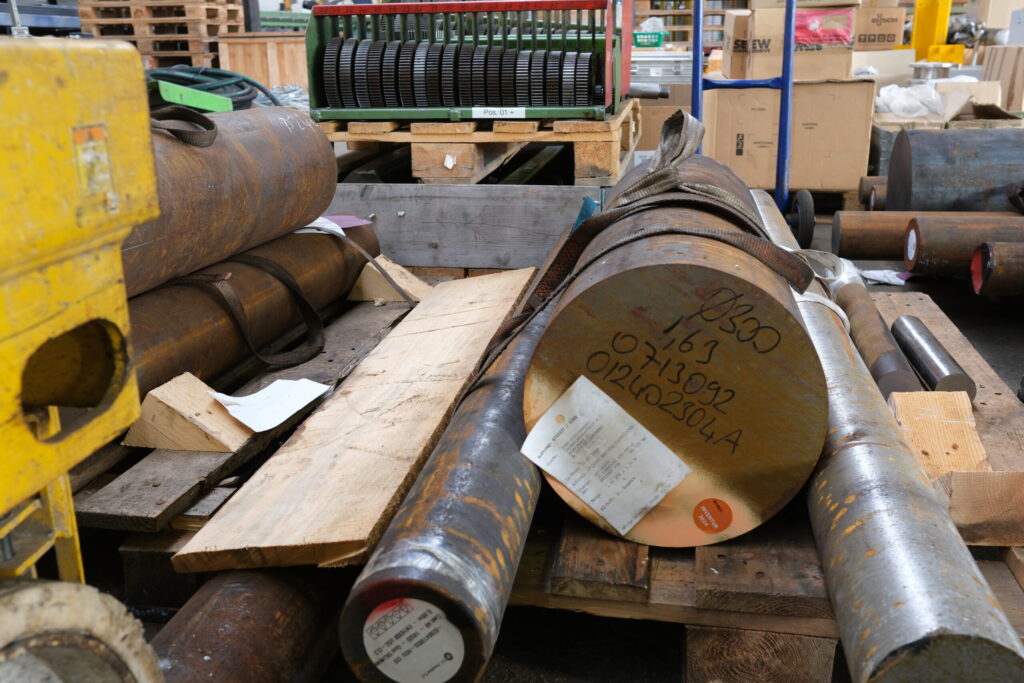 Das Rohmaterial für die Zahnräder ist geglühter Einsatzstahl, der nach der Bearbeitung mit HSS-Zerspanungswerkzeugen in die Härterei geschickt wird.