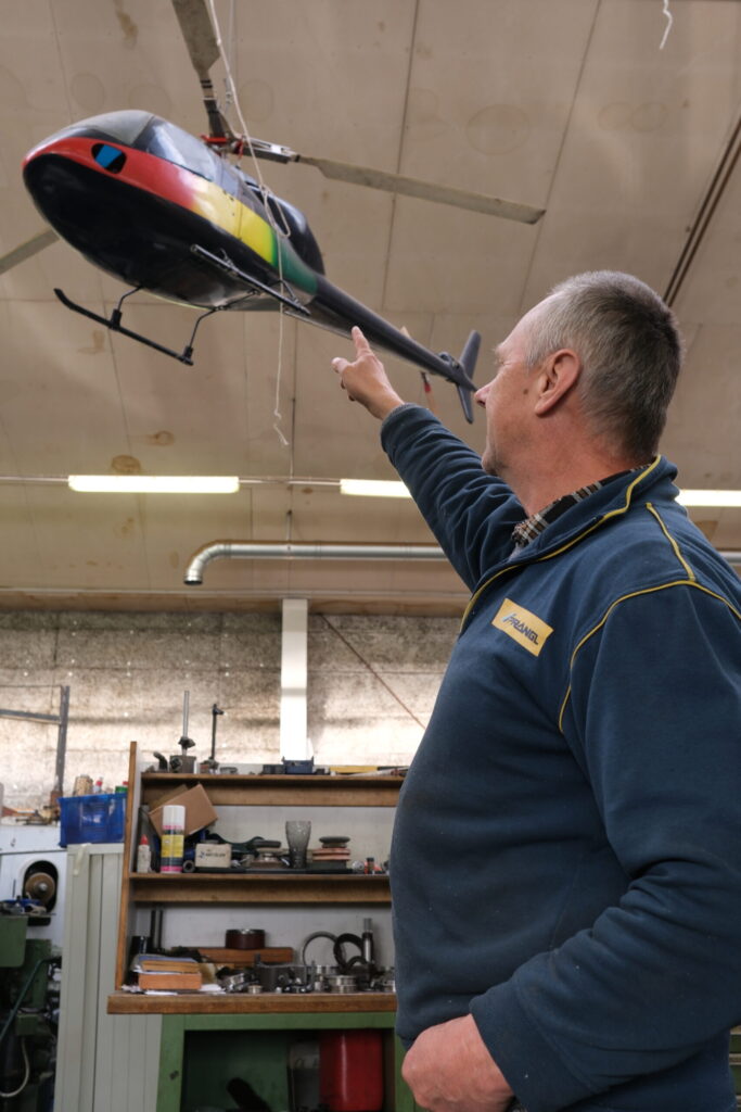 Mit dem Anfertigen von Getriebekomponenten für Hubschrauber-Großmodelle sammelte Autodidakt Kurt Riss seine ersten Erfahrungen als Zerspanungstechniker.