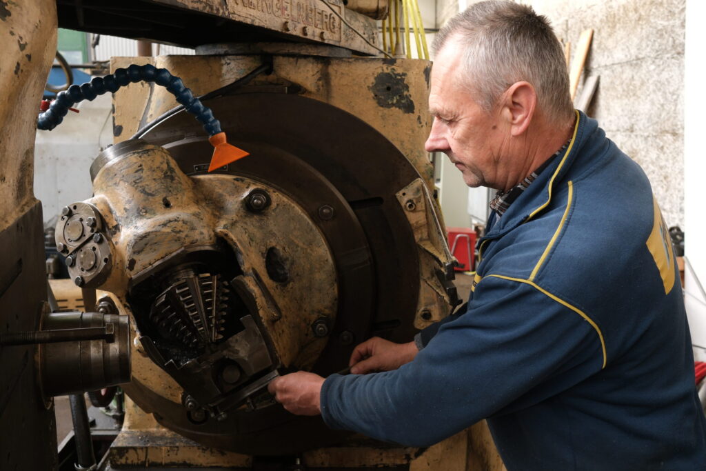 Mit seiner rund 60 Jahre alten Klingenberg Verzahnungsmaschine kann Riss bogenverzahnte Triebsätze bis zu einem Tellerraddurchmesser von 540 mm anfertigen.