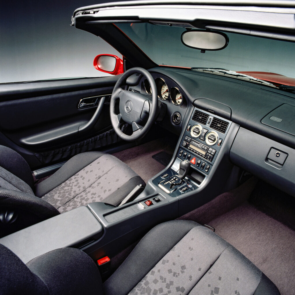 Mercedes-Benz SLK der Baureihe 170. Interieuraufnahme mit Cockpit. Der originale Innenspiegel trägt die Ersatzteilnummer A 170 810 03 17 7C45. (Fotosignatur der Mercedes-Benz Classic Archive: A96F2183) Mercedes-Benz SLK of the 170 model series. Interior shot with cockpit. The original interior rear-view mirror bears the spare part number A 170 810 03 17 7C45. (Photo index number in the Mercedes-Benz Classic Archive: A96F2183)