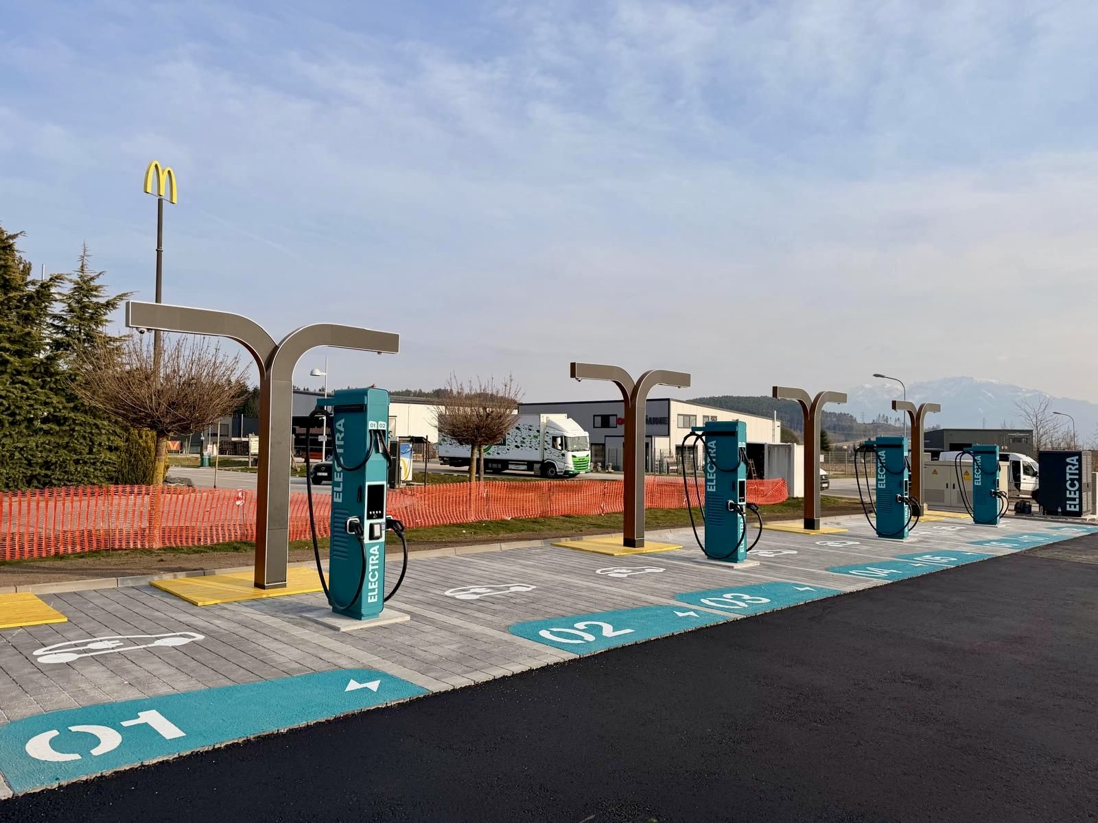 Schnellster öffentlicher Ladehub Österreichs