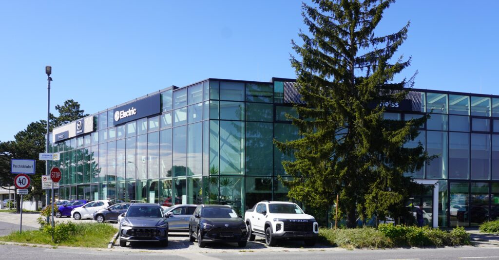 Fahrzeuge vor Autohaus