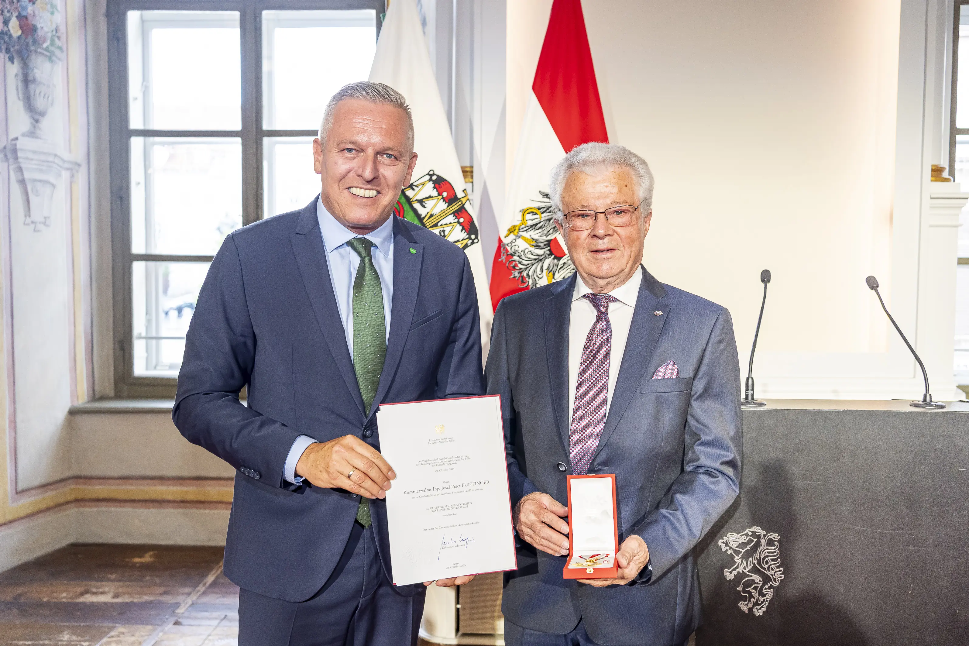 Ehrenzeichen für Josef Puntinger für Verdienste um die Fahrzeugbranche