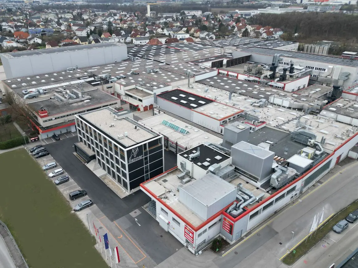 Banner hält Umsatz stabil und investiert in Wachstum