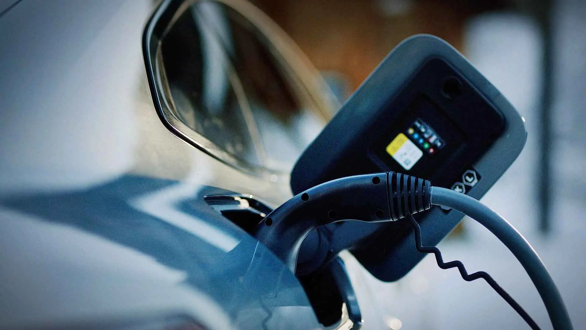 Bridgestone Umfrage: Besondere Reifenanforderungen bei E-Autos